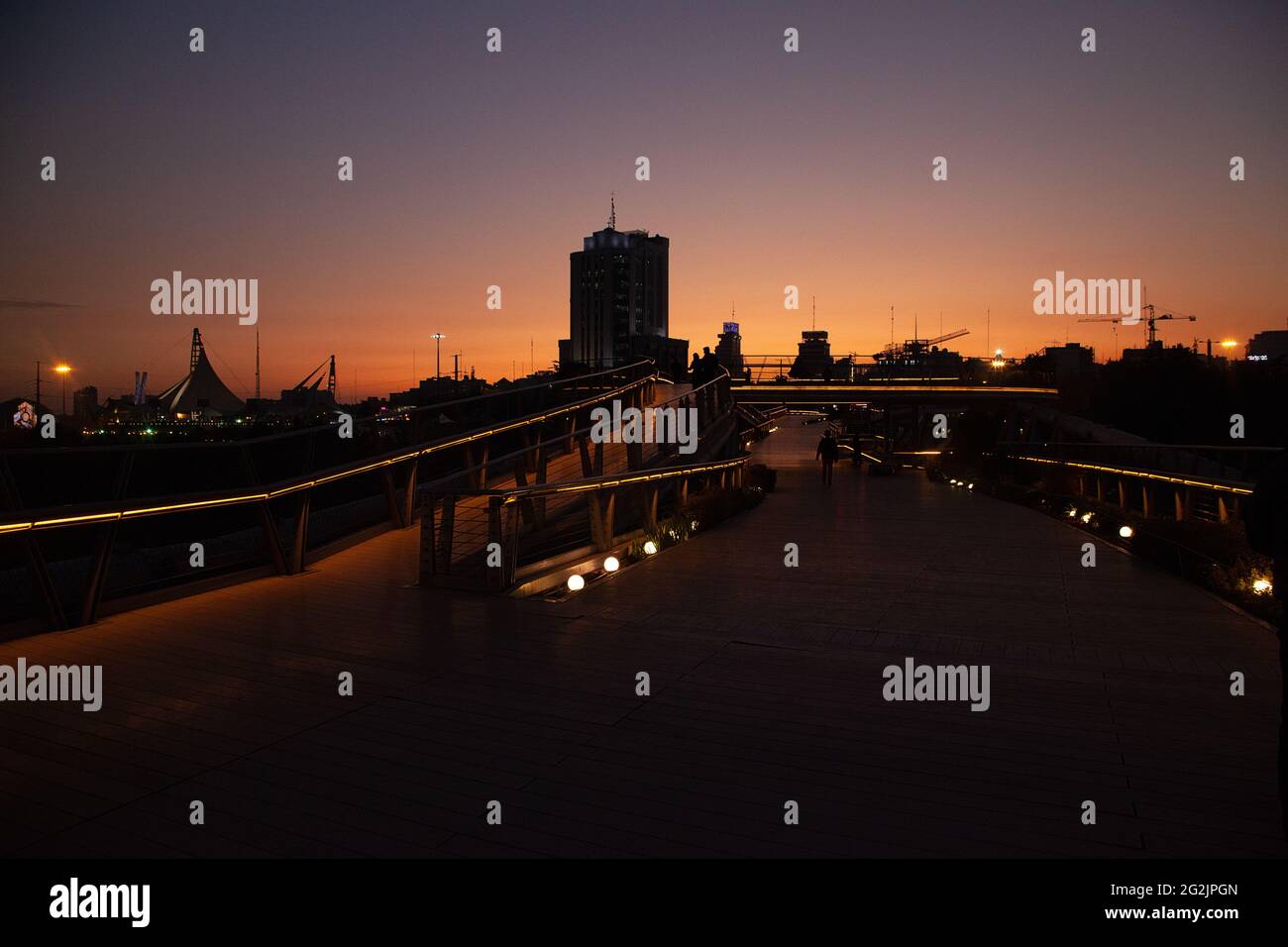 Vista dal ponte Tabiat sulla città di Teheran. Foto Stock