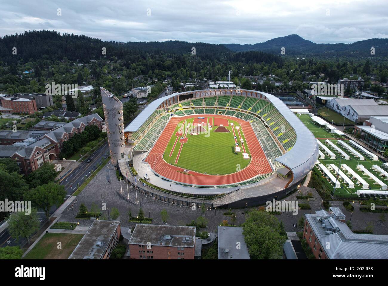 Vista aerea di Hayward Field nel campus dell'Università dell'Oregon, venerdì 11 giugno 2021, a Eugene, Ore. lo stadio è il sito del 2021 Foto Stock