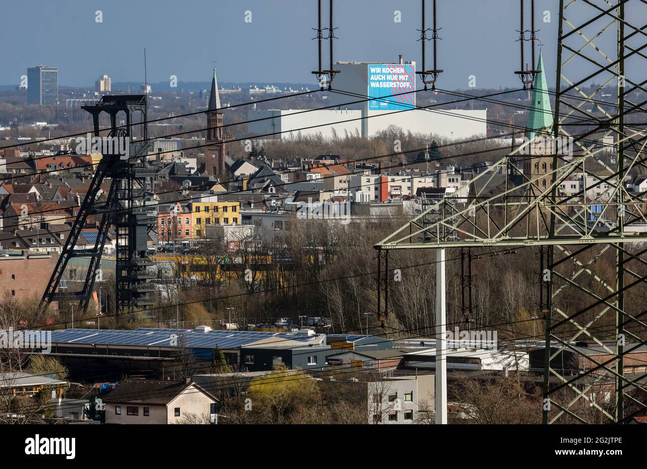 Gelsenkirchen, Nord Reno-Westfalia, Germania - Gelsenkirchen città panoramica con la testa Zeche Olanda, sul retro ThyssenKrupp Steel Bochum con poster pubblicità a idrogeno. Foto Stock