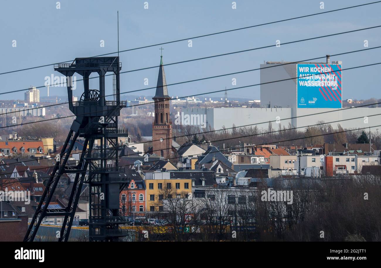 Gelsenkirchen, Nord Reno-Westfalia, Germania - Gelsenkirchen città panoramica con la testa Zeche Olanda, sul retro ThyssenKrupp Steel Bochum con poster pubblicità a idrogeno. Foto Stock