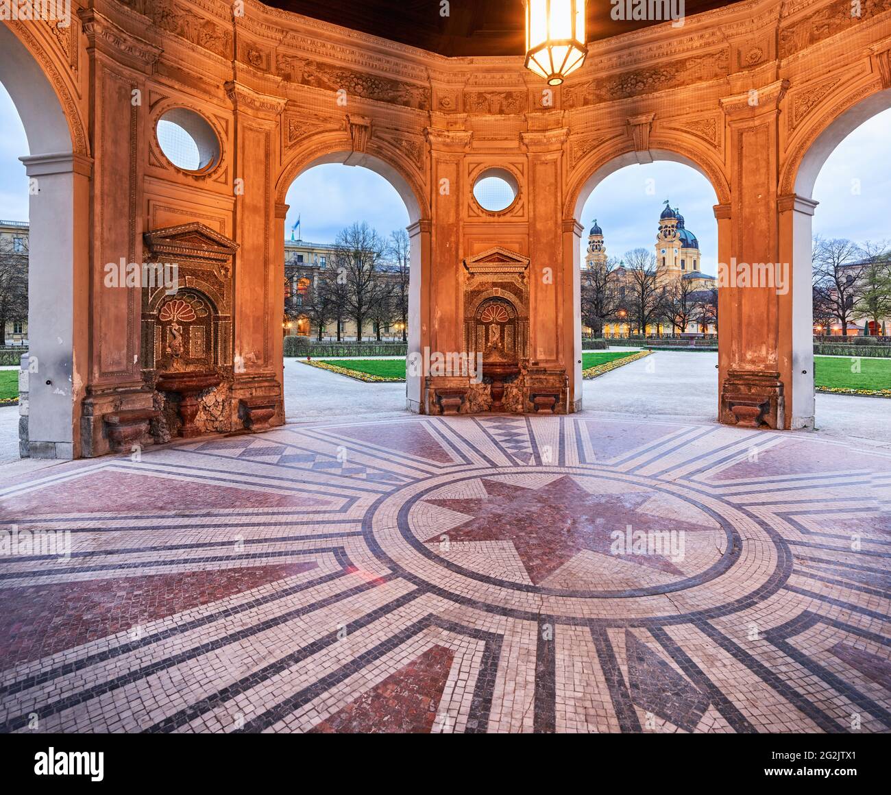 Giardino rinascimentale, parco, alto barocco, capitale dello stato, Città universitaria, giardino di corte, amministrazione del palazzo bavarese, luogo di culto storico, luogo di culto, elencato, monumento, chiesa barocca, Chiesa cattolica, ex corte e collegiata, ordine religioso, ensemble Odeonsplatz, corte e chiesa del monastero, Theatinerorden, luogo di interesse, protezione dei monumenti, alba, umore mattutino, tempio, complesso templare, luogo di interesse storico, arcata arcata, padiglione Foto Stock