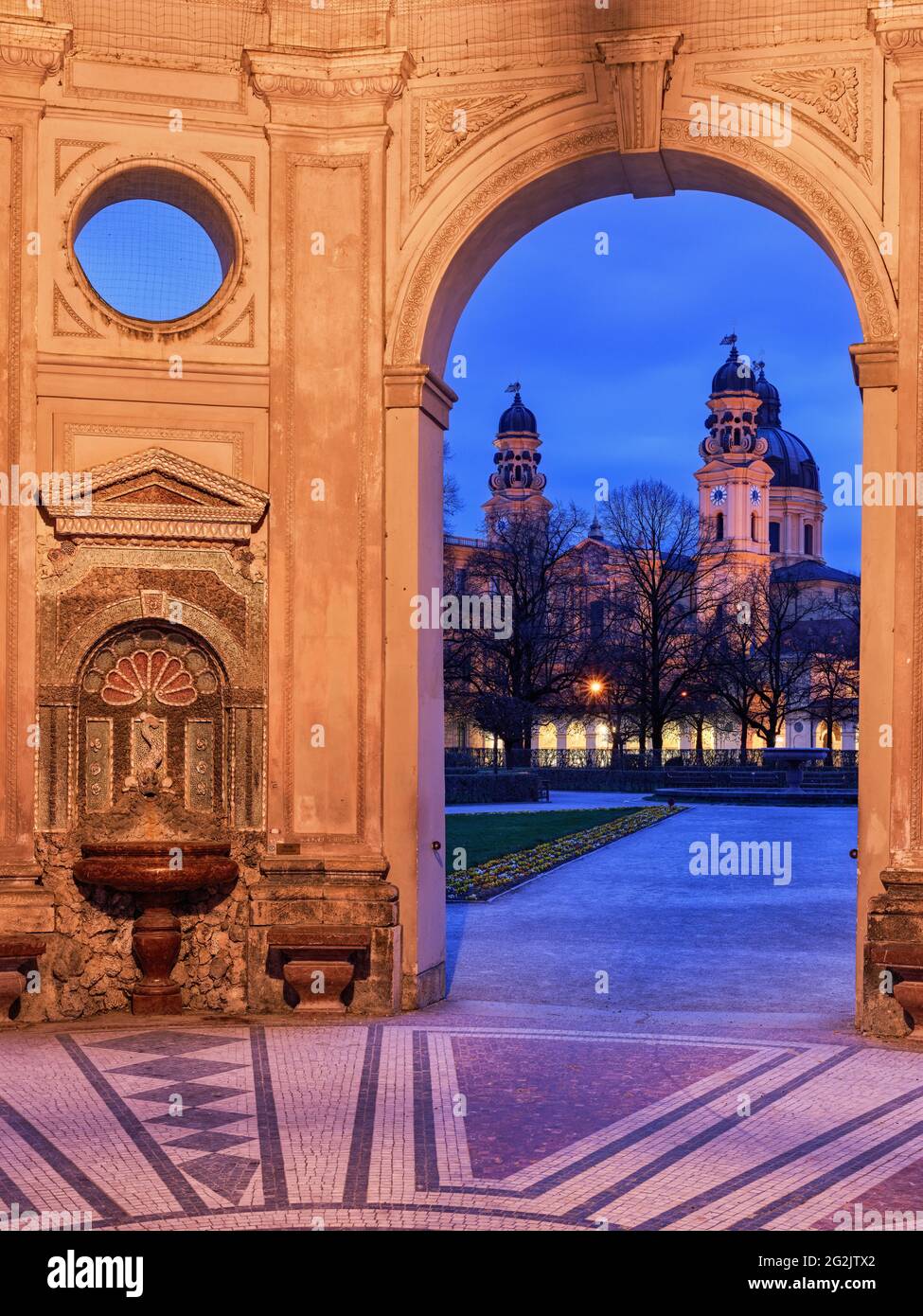 Giardino rinascimentale, parco, alto barocco, capitale dello stato, Città universitaria, giardino di corte, amministrazione del palazzo bavarese, luogo di culto storico, luogo di culto, elencato, monumento, chiesa barocca, Chiesa cattolica, ex corte e collegiata, ordine religioso, ensemble Odeonsplatz, corte e chiesa del monastero, Theatinerorden, luogo di interesse, protezione dei monumenti, alba, umore mattutino, tempio, complesso templare, luogo di interesse storico, arcata arcata, padiglione Foto Stock