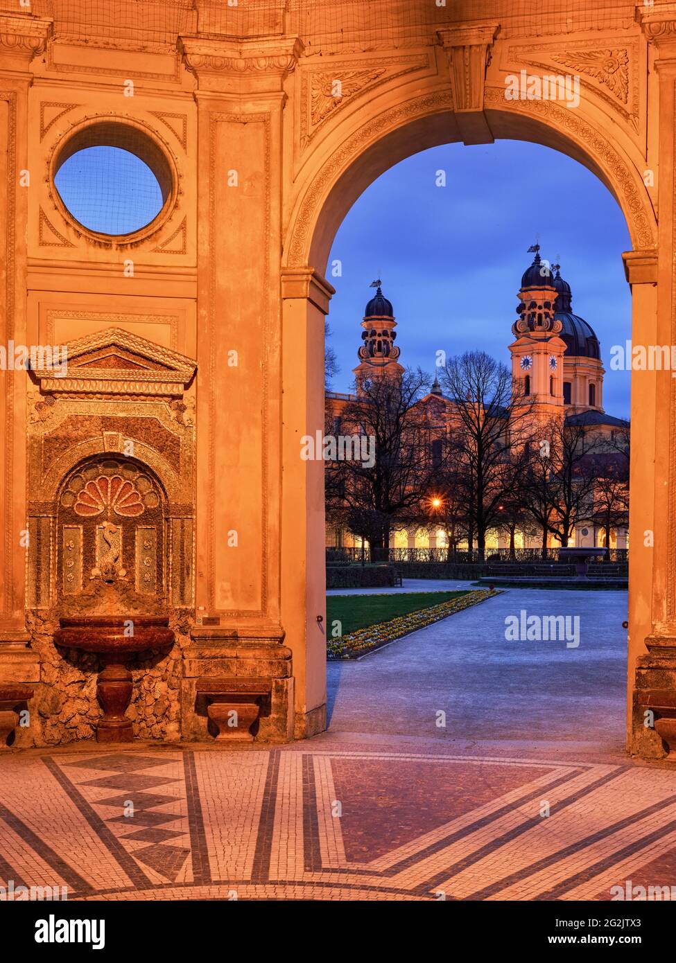 Giardino rinascimentale, parco, alto barocco, capitale dello stato, Città universitaria, giardino di corte, amministrazione del palazzo bavarese, luogo di culto storico, luogo di culto, elencato, monumento, chiesa barocca, Chiesa cattolica, ex corte e collegiata, ordine religioso, ensemble Odeonsplatz, corte e chiesa del monastero, Theatinerorden, luogo di interesse, protezione dei monumenti, alba, umore mattutino, tempio, complesso templare, luogo di interesse storico, arcata arcata, padiglione Foto Stock