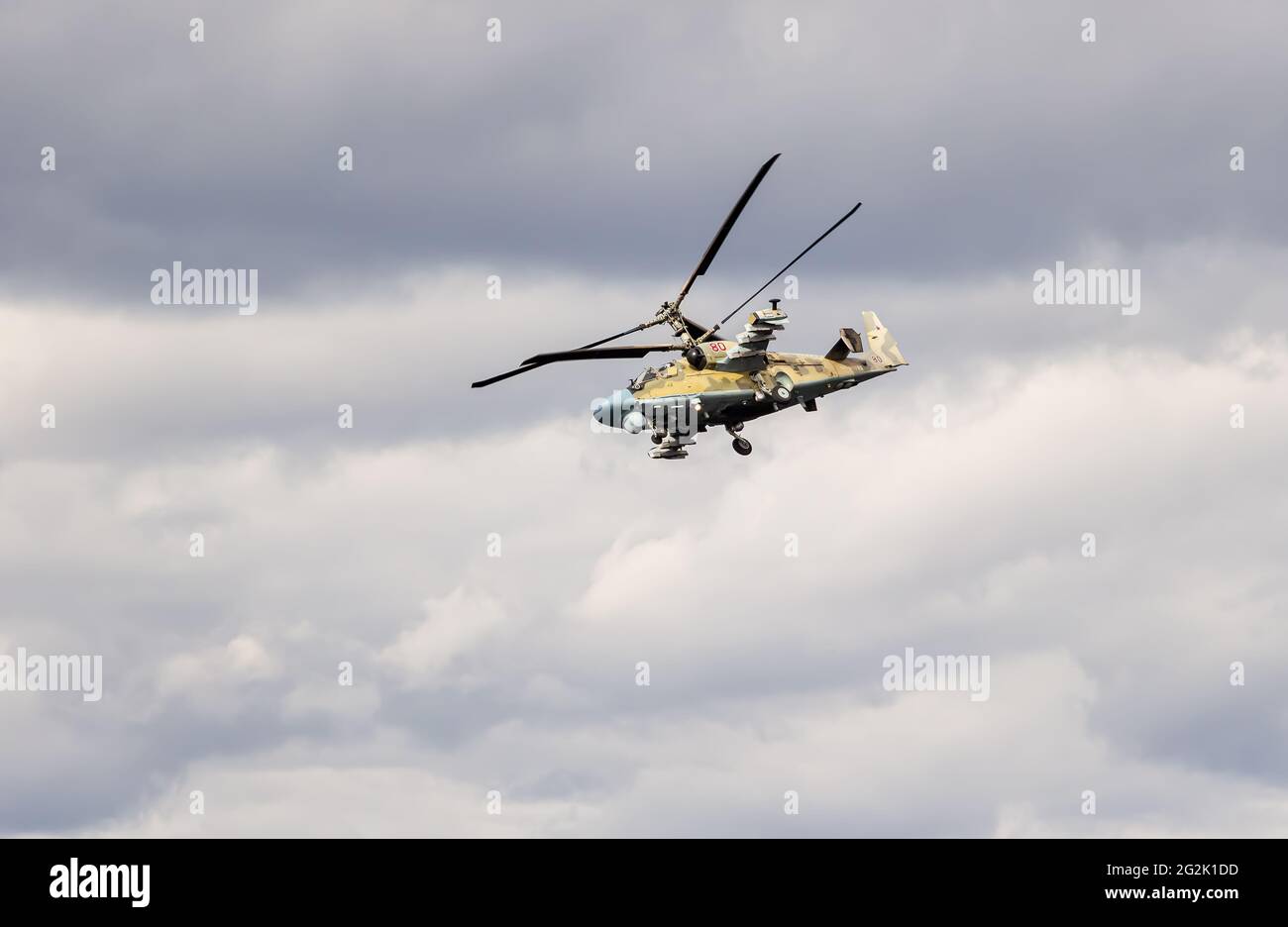 Samara, Russia - 10 settembre 2017: Attacco russo elicottero militare Hokum B (Kamov Ka-52) volare contro il cielo nuvoloso Foto Stock