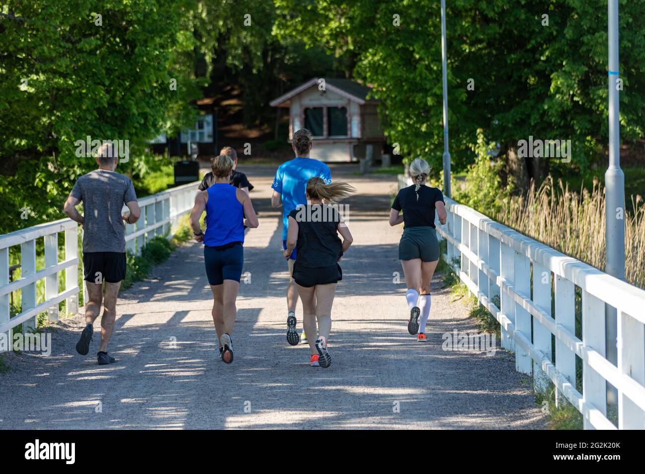 Joggers al mattino corrono sull'isola di Seurasaari a Helsinki, Finlandia Foto Stock