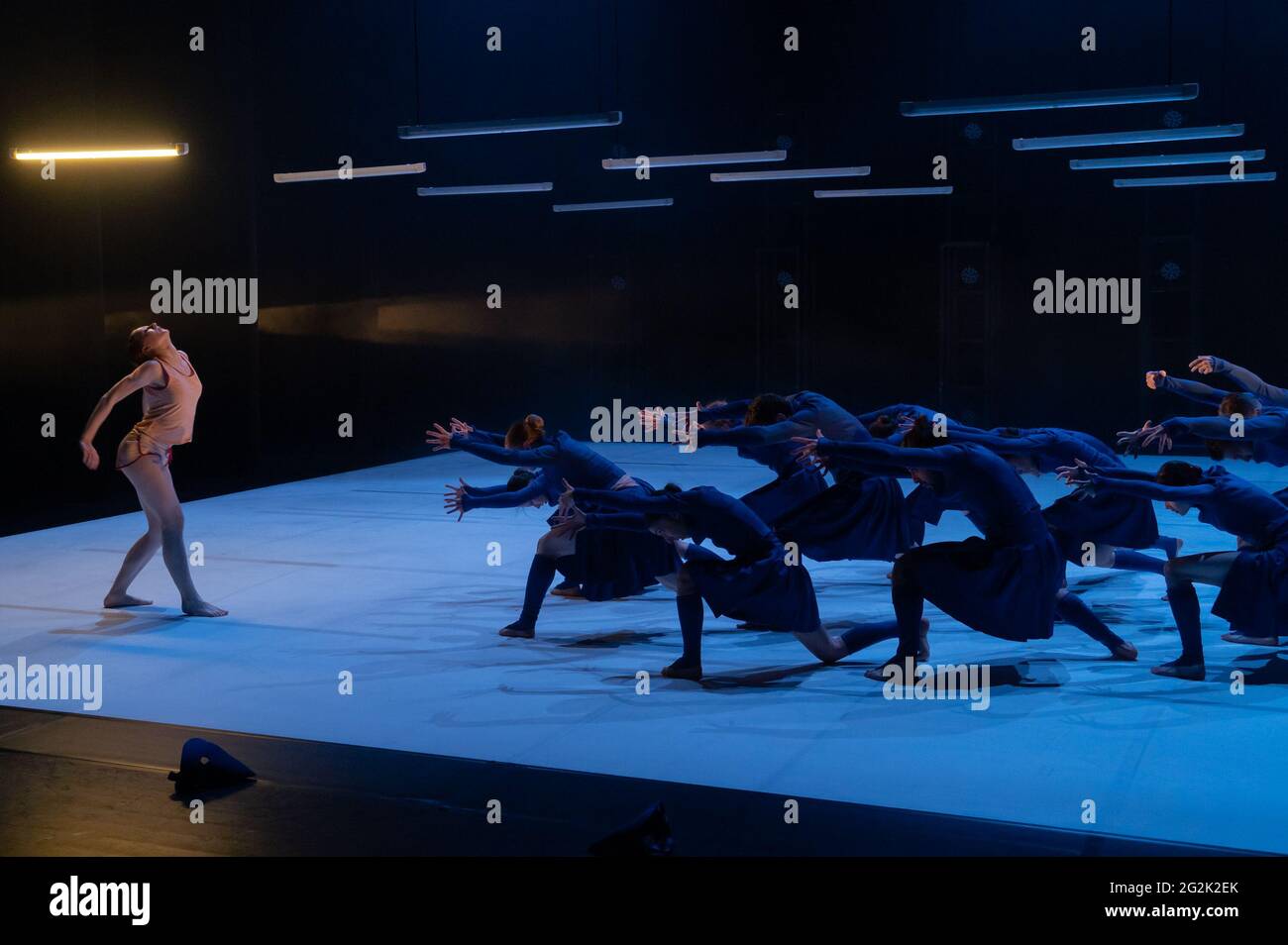 Budapest. 11 Giugno 2021. I membri della Szeged Contemporary Dance Company  suonano il loro nuovo pezzo 'Blue' durante una prova di abbigliamento al  Teatro Nazionale di Danza di Budapest, Ungheria, il 11