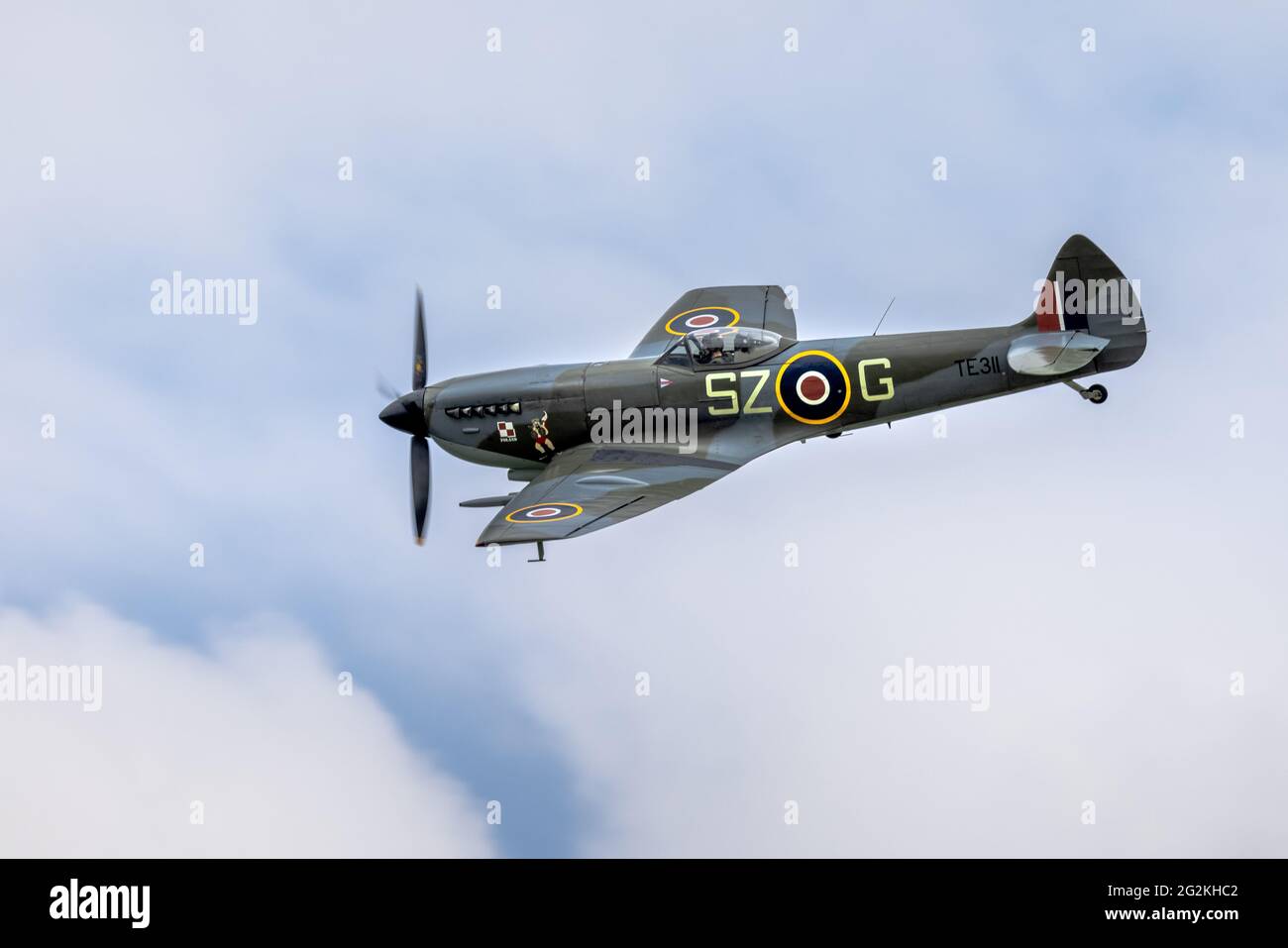 BBMF Supermarine Spitfire TE311 che ha eseguito un flypassato al Shuttleworth Flying Festival of Britain Airshow il 6 giugno 2021 Foto Stock