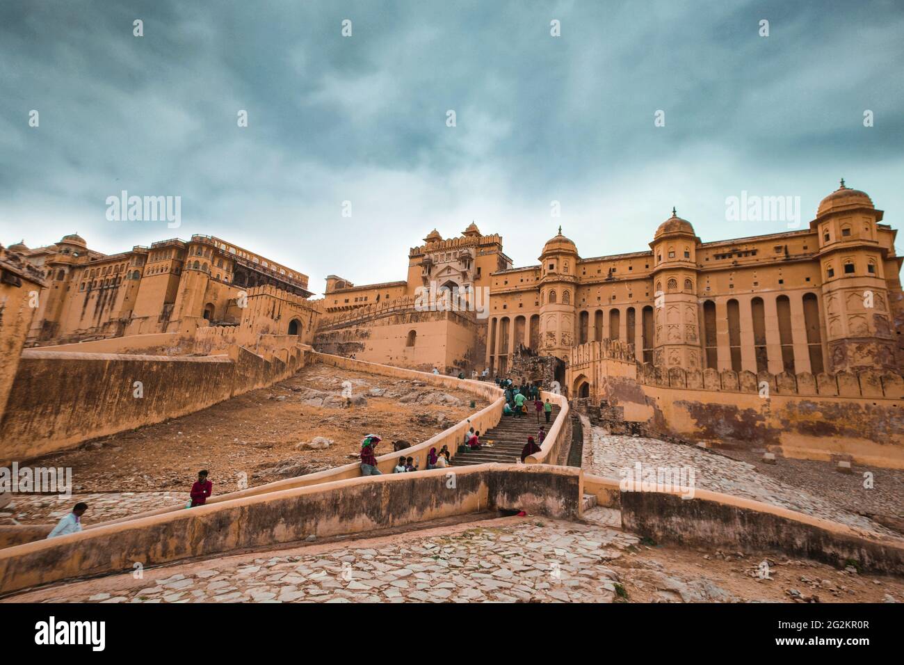 Storico Forte Amer Jaipur Rajasthan con moody Cielo di tramonto. Forte Amber è un sito Patrimonio Mondiale dell'UNESCO. Foto Stock