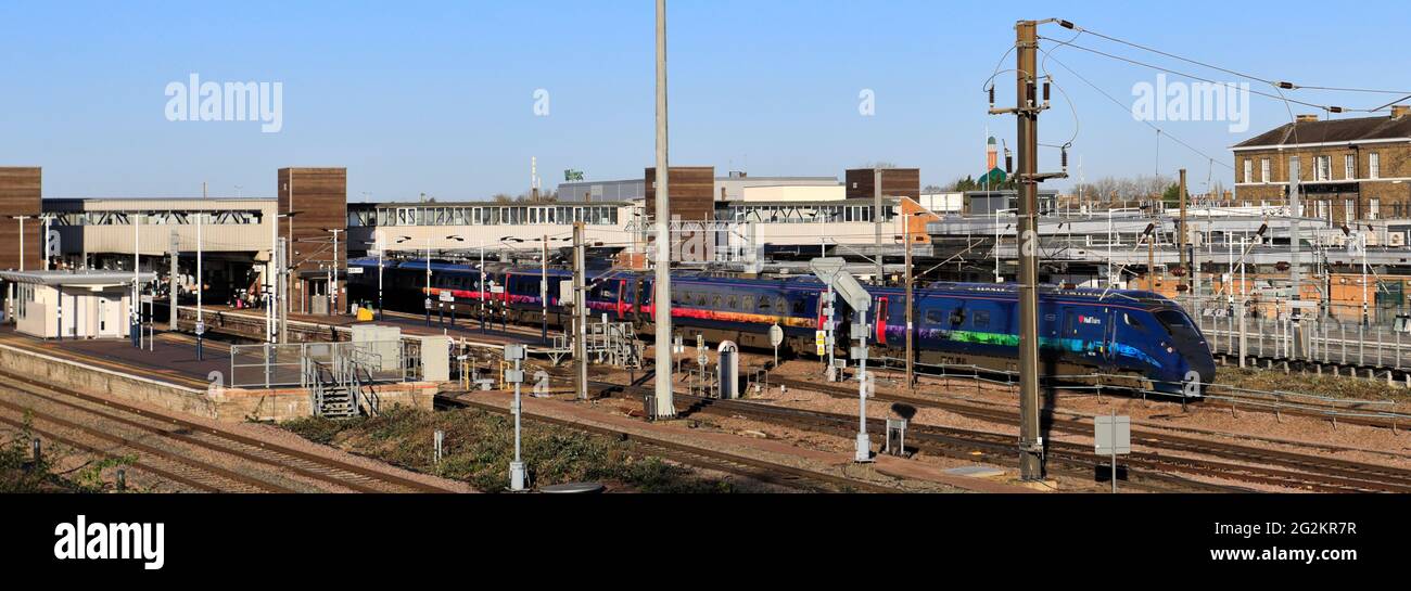 Hull Trains 802302 Azuma, East Coast Main Line Railway; Peterborough, Cambridgeshire, Inghilterra Foto Stock