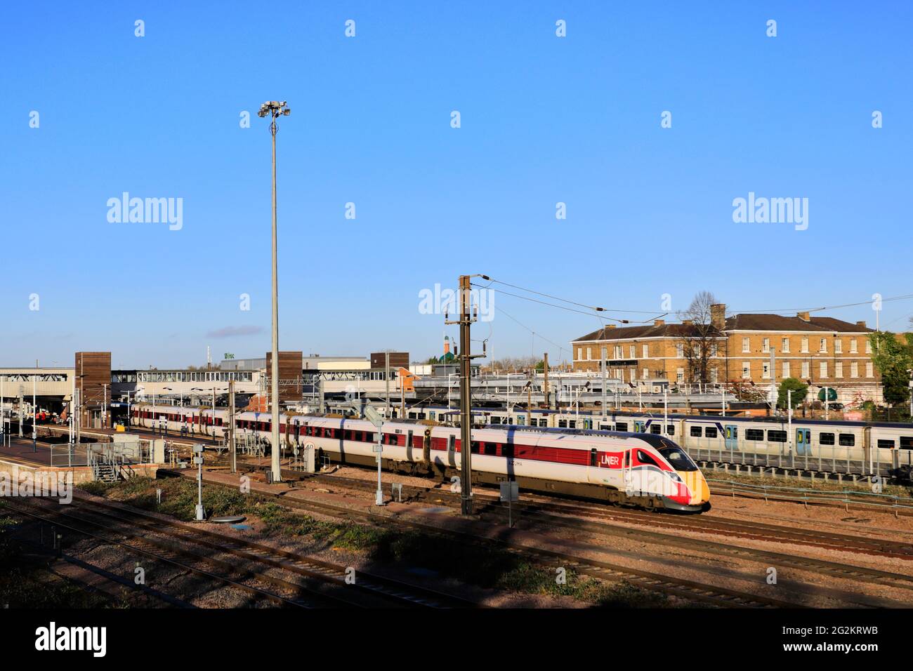 LNER Azuma alla stazione ferroviaria di Peterborough, East Coast Main Line Railway; Cambridgeshire, Inghilterra, UK Foto Stock