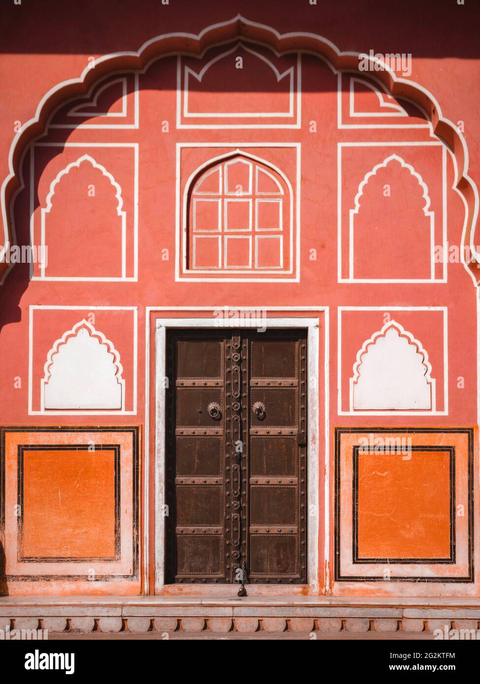 Vecchia porta di legno del palazzo della città, Jaipur, Rajasthan, India. Foto Stock
