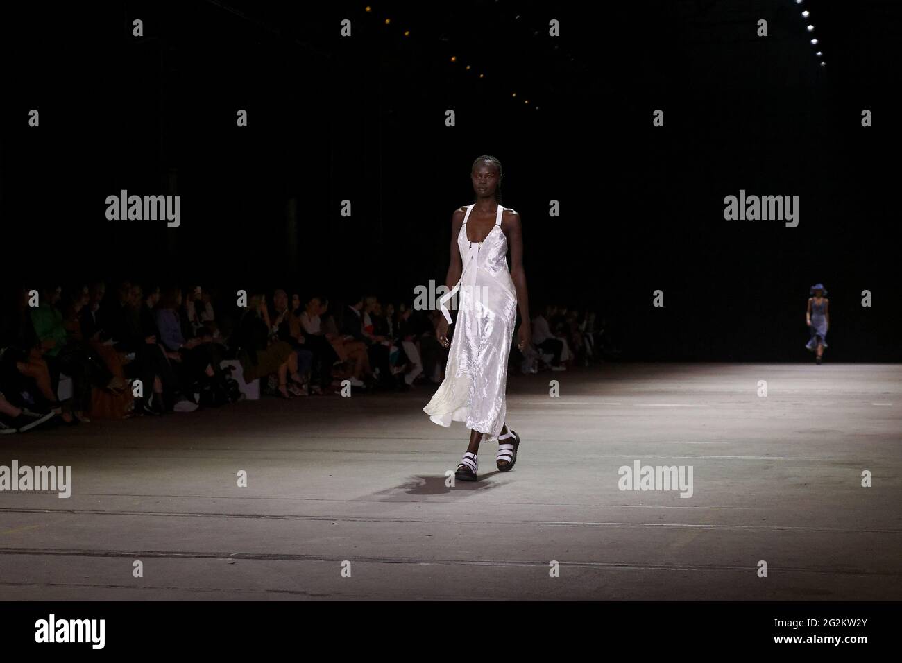 Un modello cammina sulla pista durante lo spettacolo KITX durante le collezioni Afterpay Australian Fashion Week Resort 2022 a Carriageworks il 2 giugno 2021 in Foto Stock