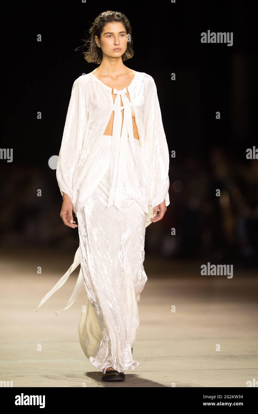 Un modello cammina sulla pista durante lo spettacolo KITX durante le collezioni Afterpay Australian Fashion Week Resort 2022 a Carriageworks il 2 giugno 2021 in Foto Stock