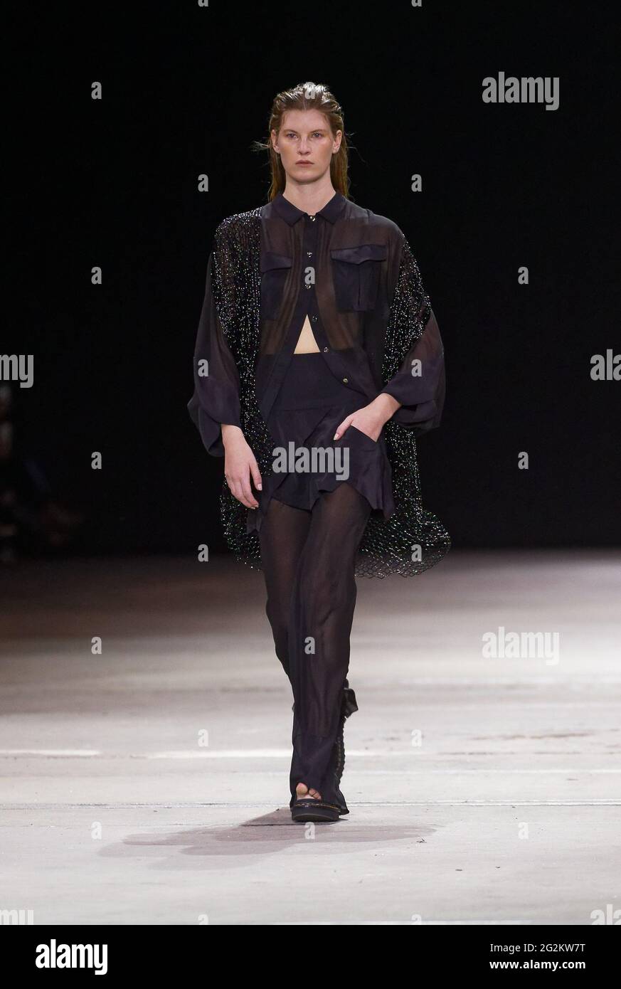 Un modello cammina sulla pista durante lo spettacolo KITX durante le collezioni Afterpay Australian Fashion Week Resort 2022 a Carriageworks il 2 giugno 2021 in Foto Stock