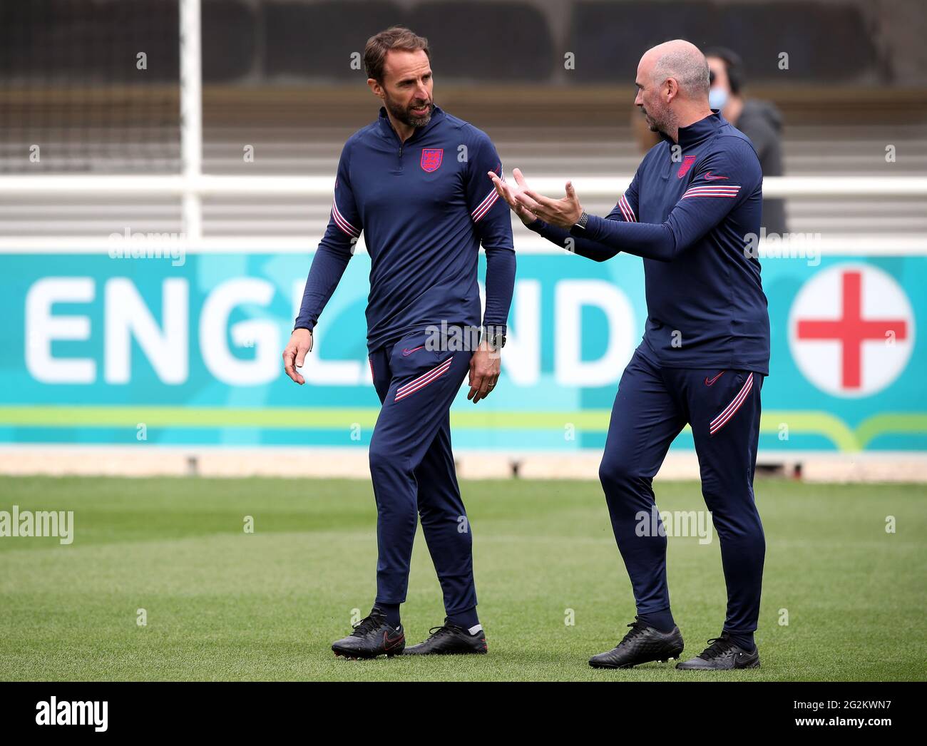 Il manager inglese Gareth Southgate (a sinistra) e lo psicologo della performance Dr. Ian Mitchell durante la sessione di allenamento al St George's Park, Burton Upon Trent. Data immagine: Sabato 12 giugno 2021. Foto Stock