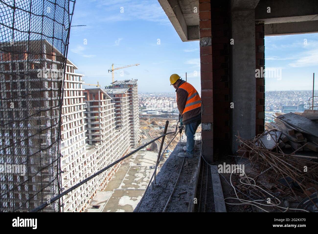 Istanbul, Turchia - 02-01-2013:lavoratori che lavorano sull'alto edificio di appartamenti in costruzione Foto Stock