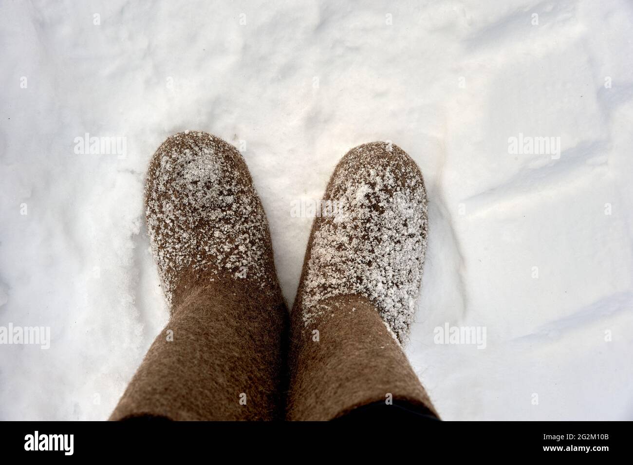 Scarpe russe nella neve in una fredda giornata invernale. Foto Stock