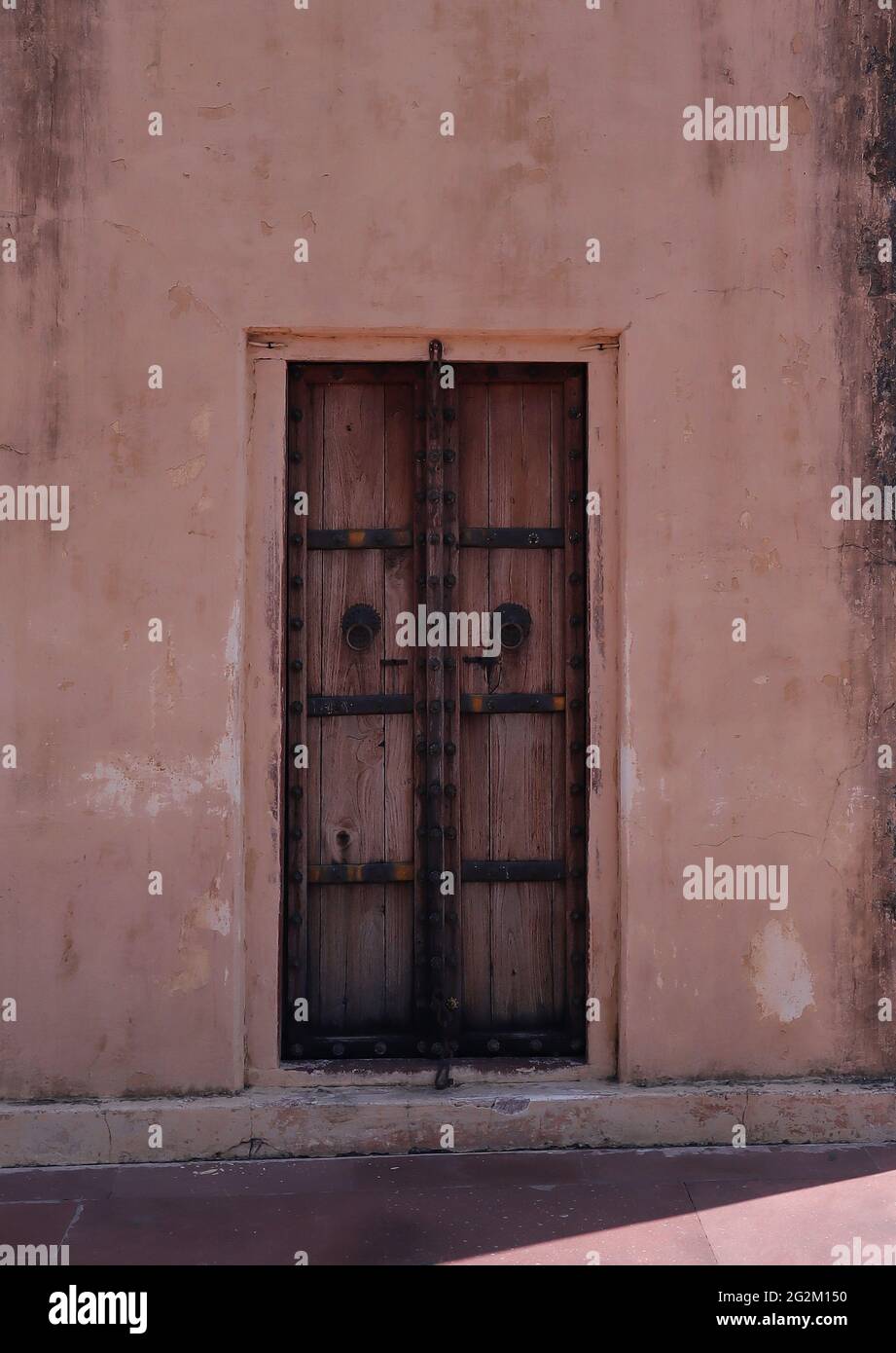 Vecchia porta di legno Jantar Mantar Jaipur Rajasthan Foto Stock
