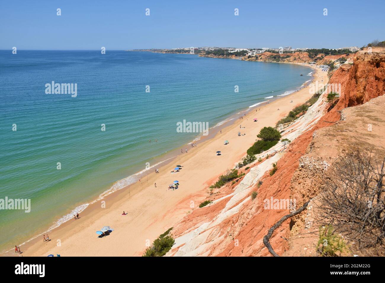 Scogliere rosse sulla spiaggia di Praia da Falesia vicino Albufeira, Algarve, Portogallo Foto Stock