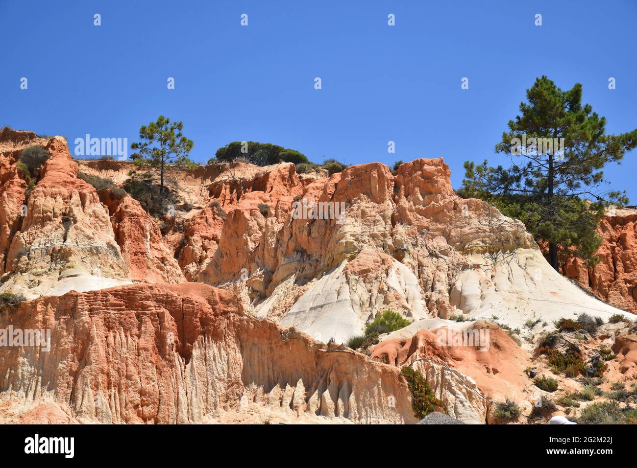 Scogliere rosse sulla spiaggia di Praia da Falesia vicino Albufeira, Algarve, Portogallo Foto Stock