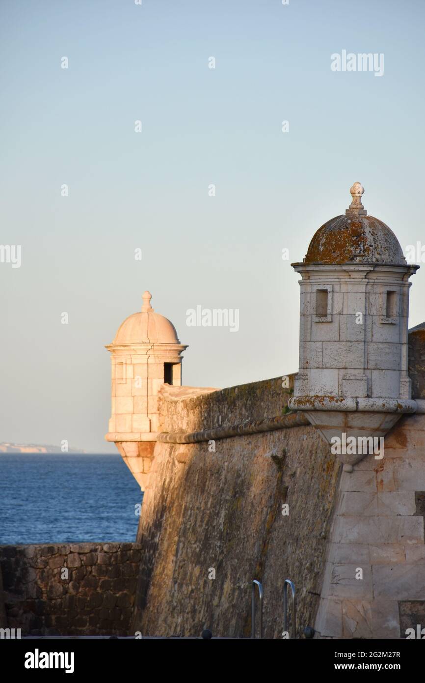 Antica fortezza sul porto di Lagos nelle luci dorate del pomeriggio, Algarve, Portogallo Foto Stock