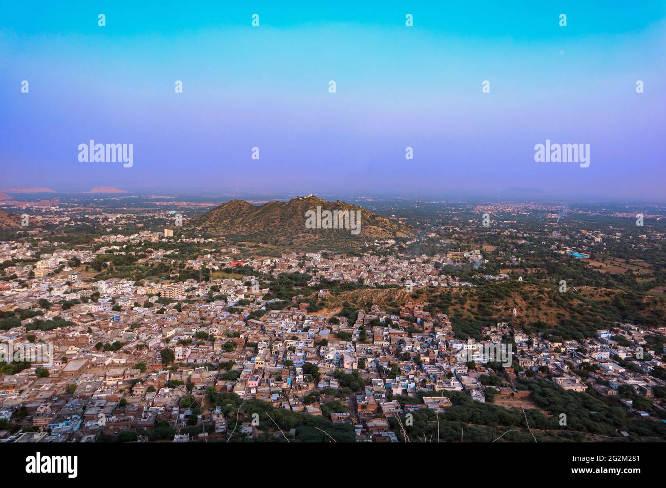 Visualizza modulo amer forte muro Jaipur, Rajasthan. Vista su Jaipur. Foto Stock