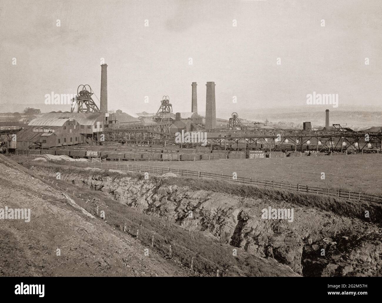 Una vista del tardo 19 ° secolo della Hoyland Silkstone Colliery, situato a Platts Common in Hoyland, vicino alla linea ferroviaria di Manchester, Sheffield e Lincolnshire vicino a Birdwell. Prende il nome dal giacimento di carbone di Silkstone che è stato affondato per sfruttare, carbone è stato estratto da più giacimenti sotto terra affittata da diversi proprietari terrieri. Foto Stock