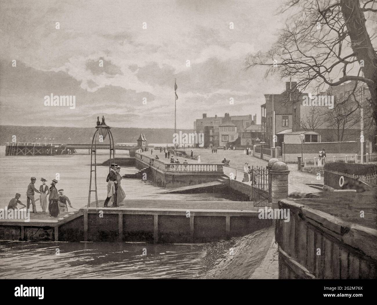 Una vista del tardo 19 ° secolo di persone che arrivano in traghetto a Cowes, una città portuale inglese sull'Isola di Wight. La città è famosa per le corse internazionali di yacht sin dalla fondazione del Royal Yacht Squadron nel 1815. Dà il suo nome alla più antica regata regolare del mondo, Cowes Week, che si verifica ogni anno nella prima settimana di agosto. Più tardi, si tengono gare di motoscafo. Foto Stock