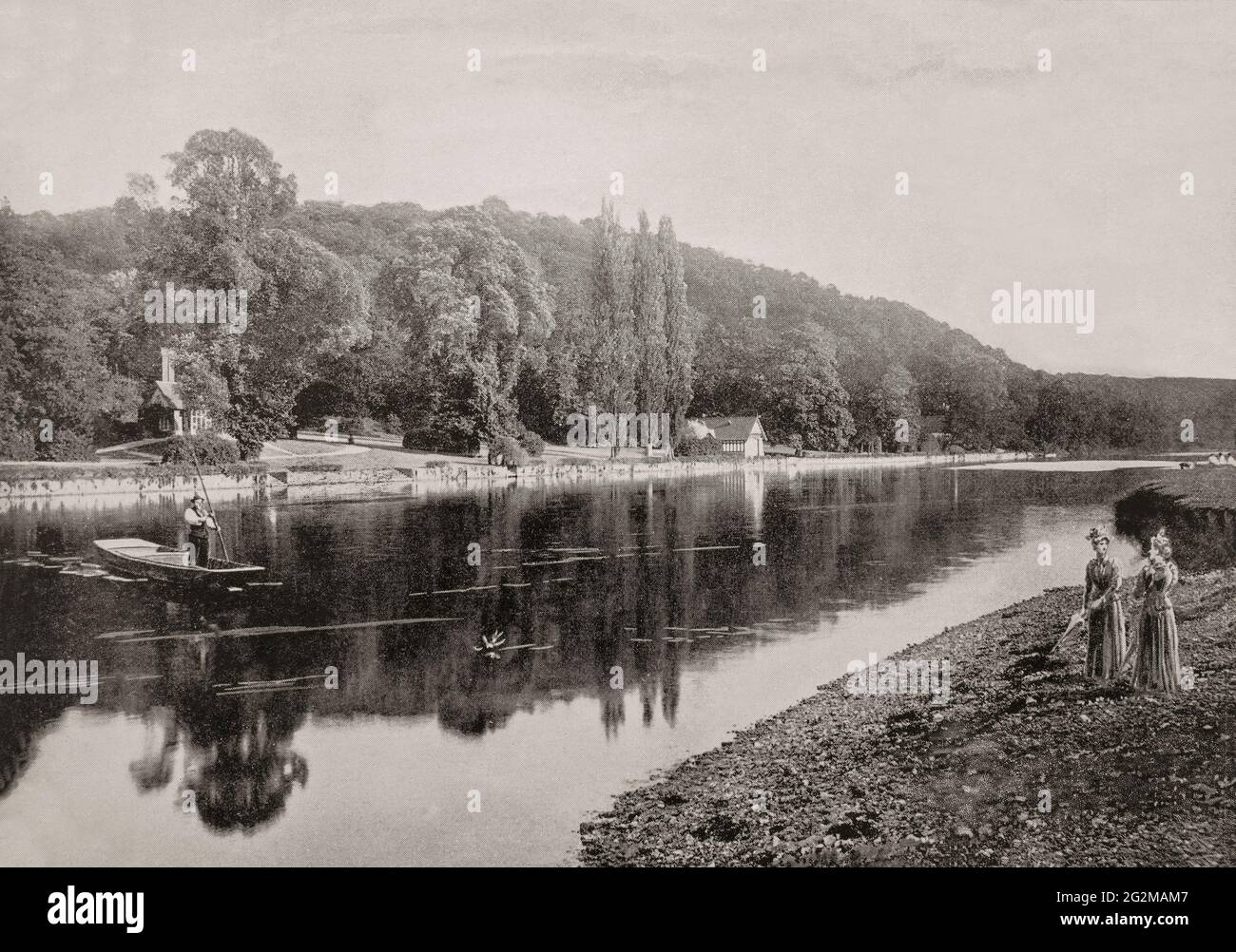 Una vista del tardo 19 ° secolo delle Signore che guardano un pugno sul fiume Tamigi come scorre passato Spring Cottage con i boschi di faggio Cliveden alle spalle, al confine con il Berkshire, Inghilterra. Foto Stock