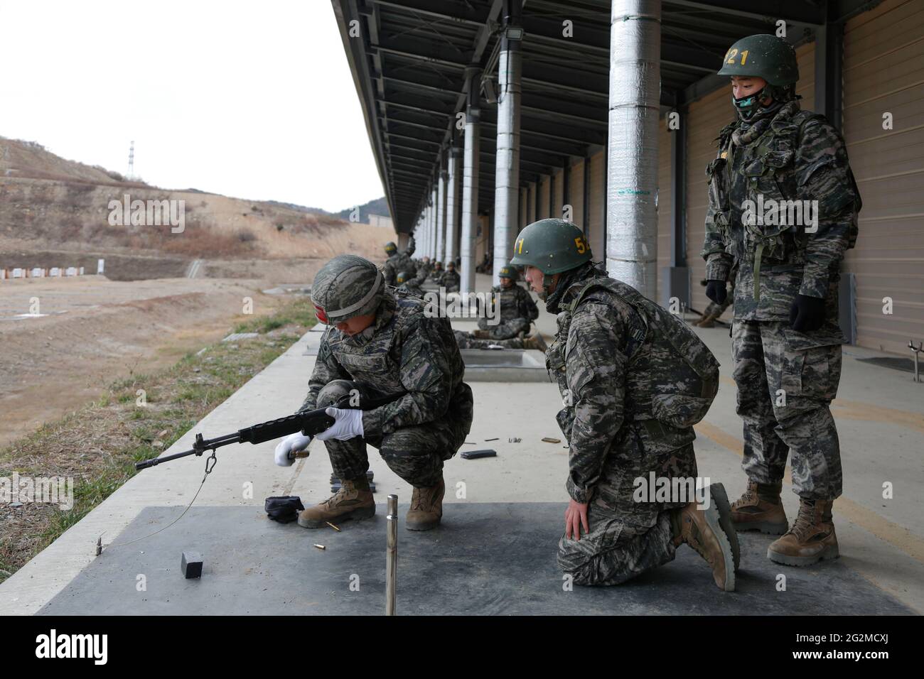 Giugno 11, 2021-Pohang, Corea del Sud-in questa foto scattata data è aprile 12, 2019. I tirocinanti della Marina sudcoreana partecipano a un addestramento militare di base per gli stivali al campo di stivali Marine di Pohang, Corea del Sud. Il corpo marino della Repubblica di Corea, noto anche come corpo marino del ROK o Marines del ROK, è il corpo marino della Corea del Sud. Il ROKMC è un ramo della Marina della Repubblica di Corea responsabile delle operazioni anfibie e funge anche da forza di reazione rapida e da riserva strategica. Il ROKMC fu fondato come una forza operativa di repressione contro i partigiani comunisti nel 1949, prima della guerra di Corea. Foto Stock