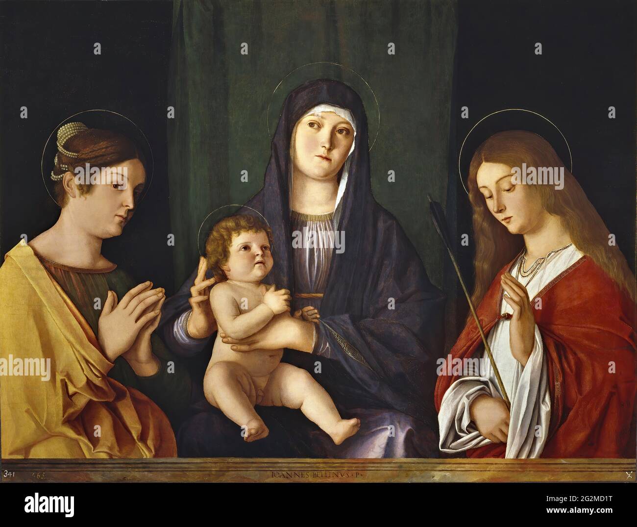 La vergine e il bambino con due santi immagini e fotografie stock ad