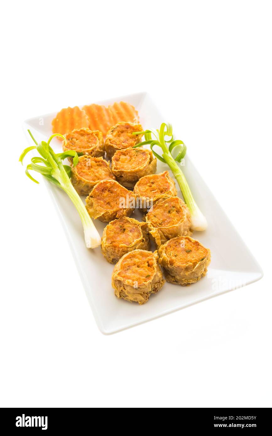 Rotolo di granchio in piastra bianca, fritto e profondo, isolato su sfondo bianco Foto Stock