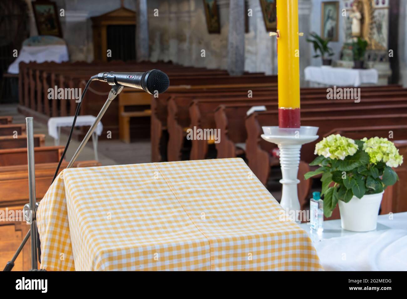 Leggio vuoto con microfono in una chiesa vuota. Foto Stock
