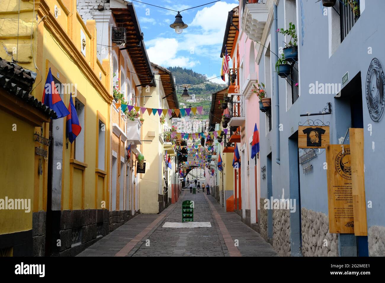 Ecuador Quito - Centro storico strada stretta con case colorate Foto Stock