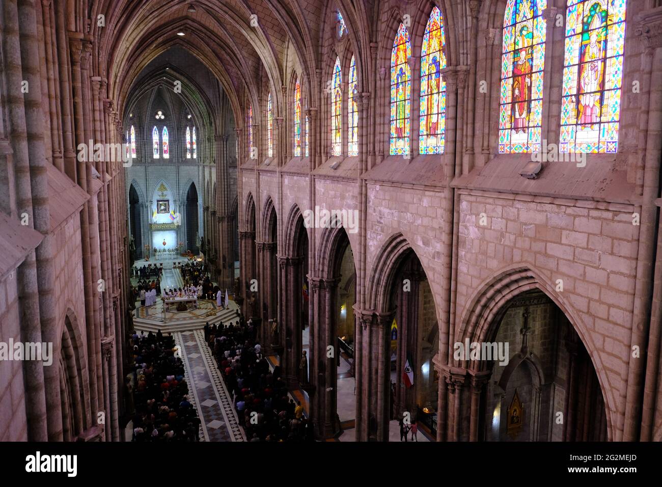 Ecuador Quito - Chiesa Basilica del voto Nazionale - Vista in basso la navata fino al santuario Foto Stock