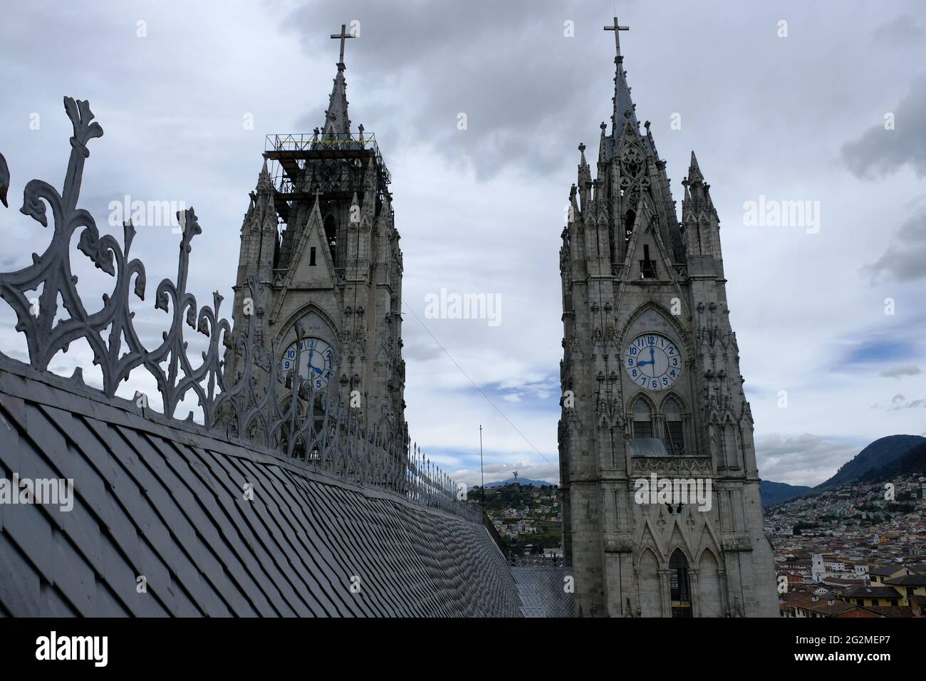 Ecuador Quito - Chiesa Basilica del voto Nazionale - fronte delle torri dell'orologio Foto Stock