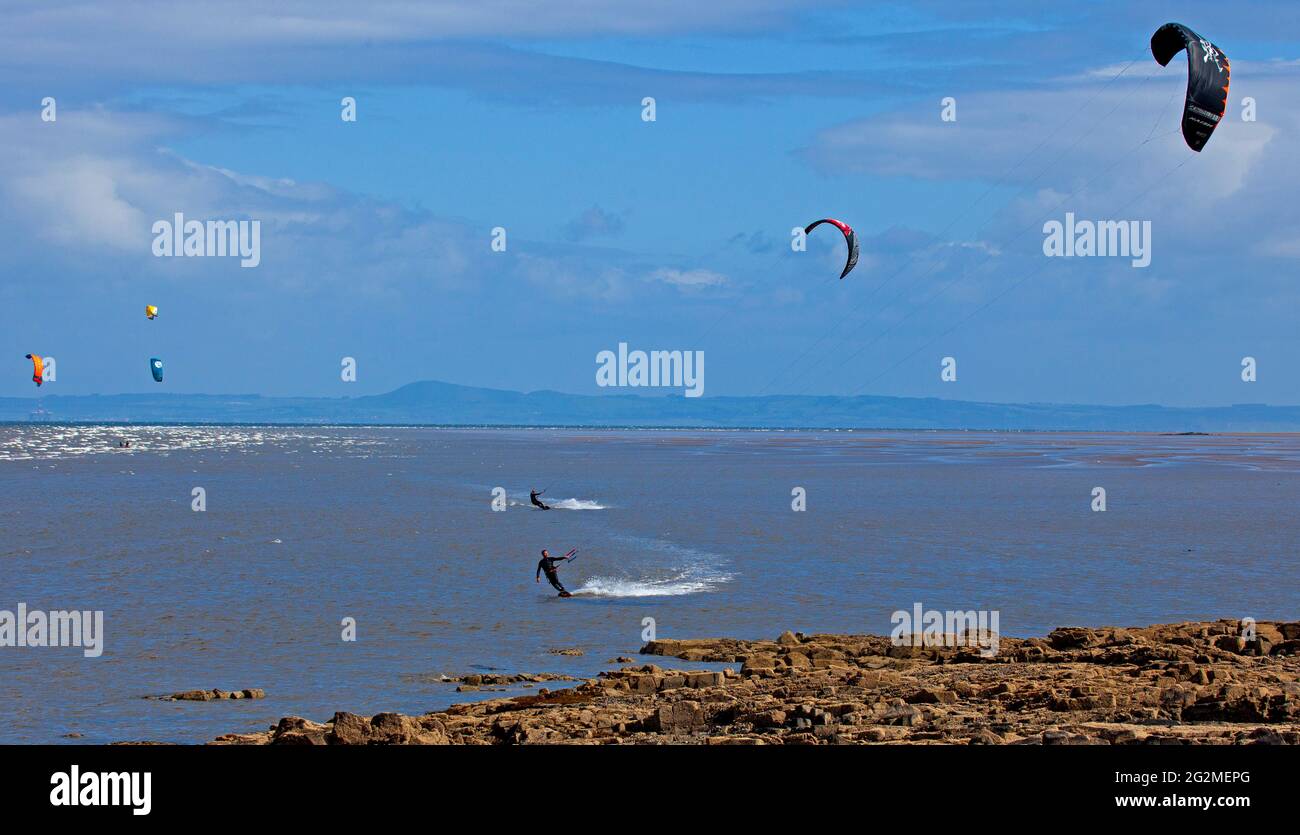 Longniddry, East Lothian, Scozia, Regno Unito. 12 giugno 2021. Vento 24 km/h potenziali raffiche 35 km/h con sole e nuvole che sembrava essere il tempo perfetto per più di 20 Kite Surfers che hanno dimostrato le loro abilità sul Firth of Forth. Foto Stock