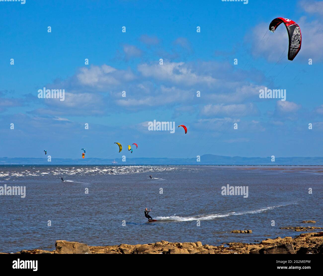 Longniddry, East Lothian, Scozia, Regno Unito. 12 giugno 2021. Vento 24 km/h potenziali raffiche 35 km/h con sole e nuvole che sembrava essere il tempo perfetto per più di 20 Kite Surfers che hanno dimostrato le loro abilità sul Firth of Forth. Credit: Arch White/Alamy Live News. Foto Stock
