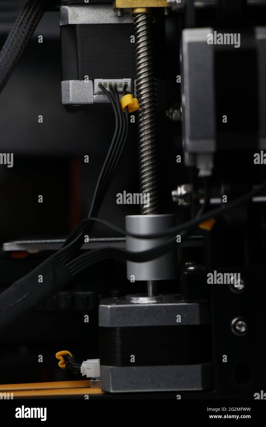I cavi si collegano ai motori passo-passo della stampante 3d con asta filettata visibile che contribuisce al processo di stampa 3D Foto Stock
