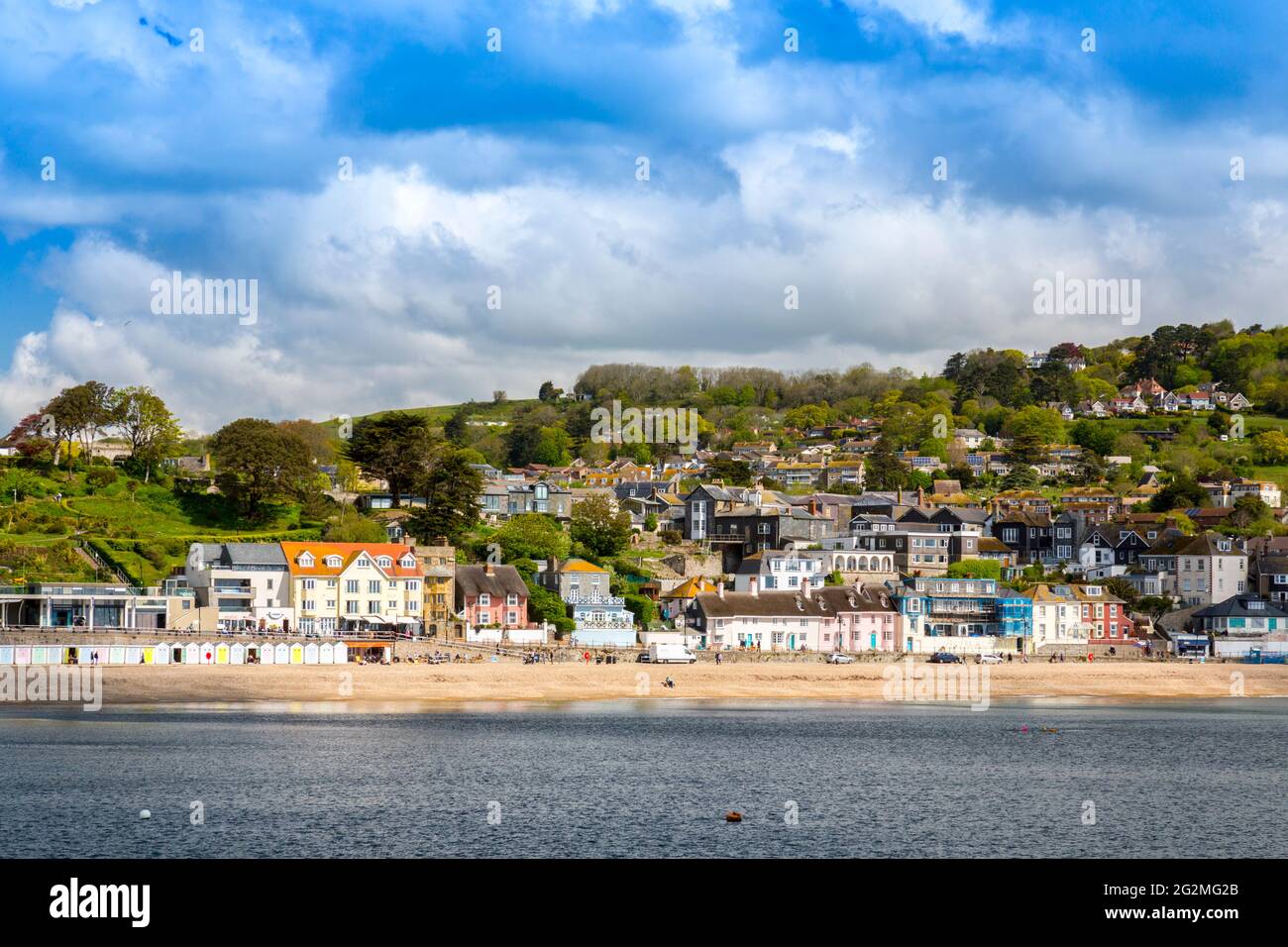 Lyme Regis città vista dal Cobb sulla Costa Jurassic, Dorset, Regno Unito Foto Stock