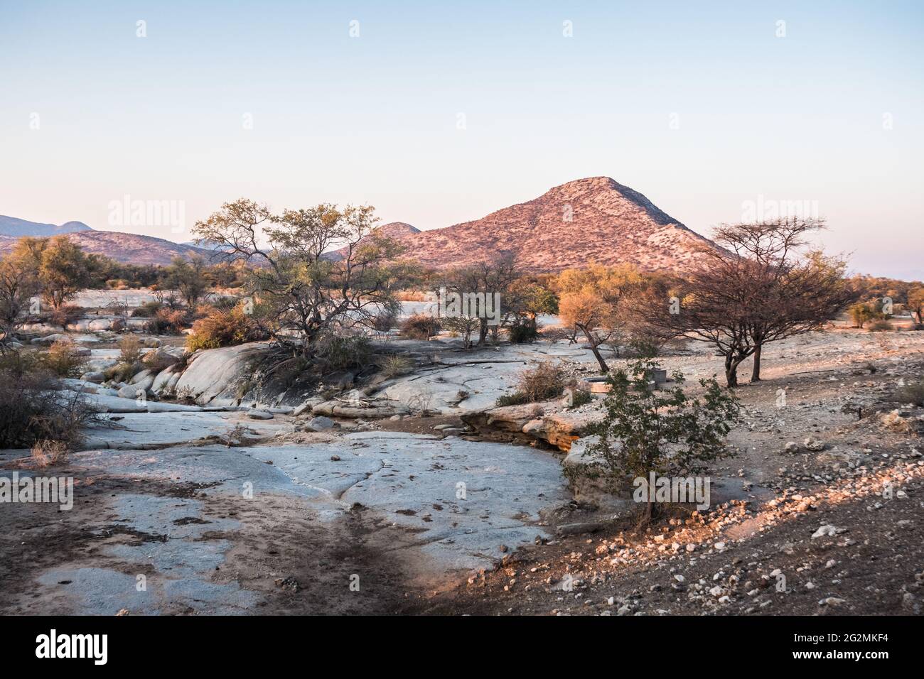 Monte Etenero e Fiume secco nella Savanna della Regione di Erongo in Namibia, Africa Foto Stock