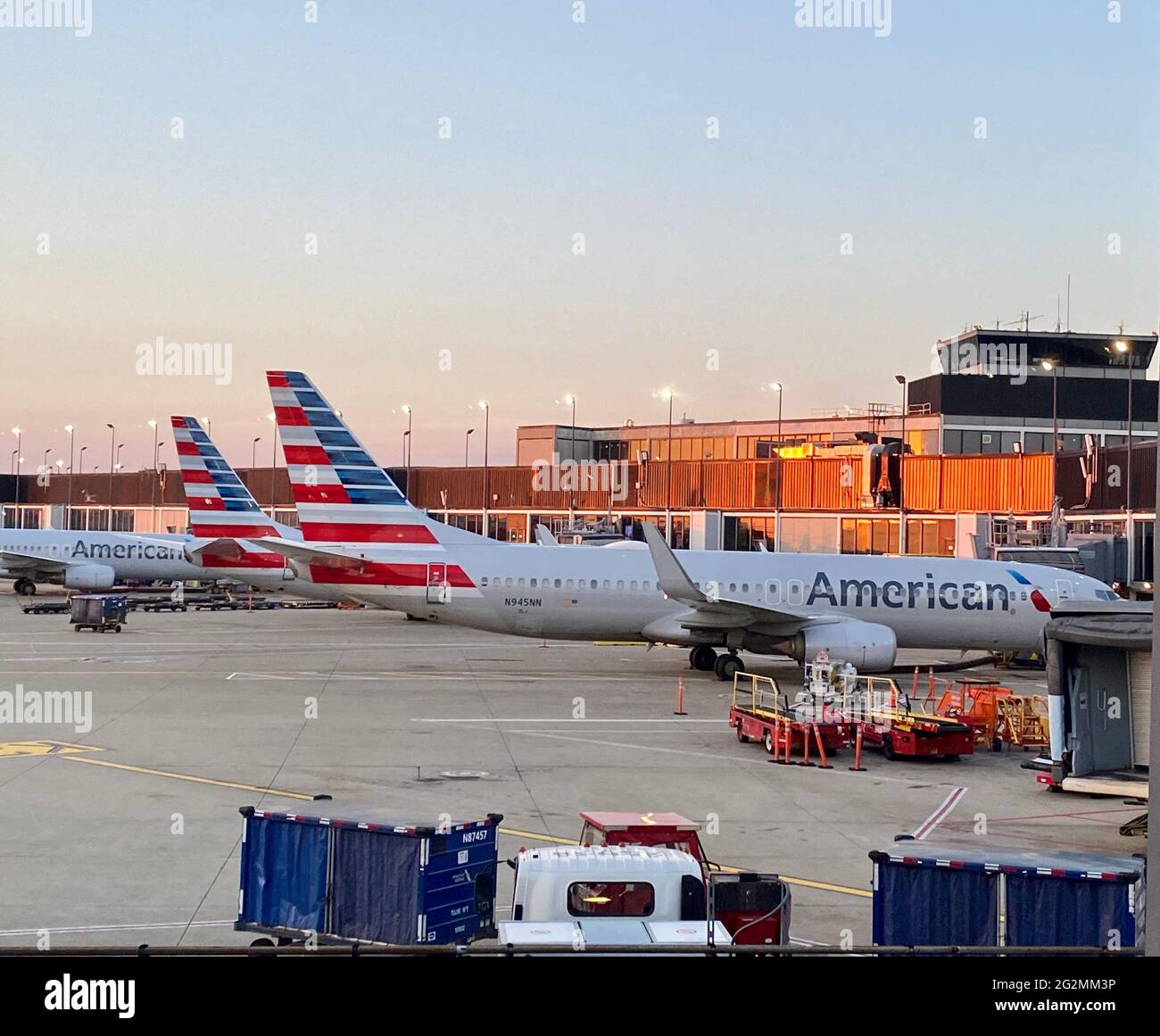 Mattina al terminal 3 dell'aeroporto internazionale o'Hare di Chicago, mentre gli equipaggi di terra preparano gli aerei American Airlines per un'intensa giornata di viaggio. Foto Stock