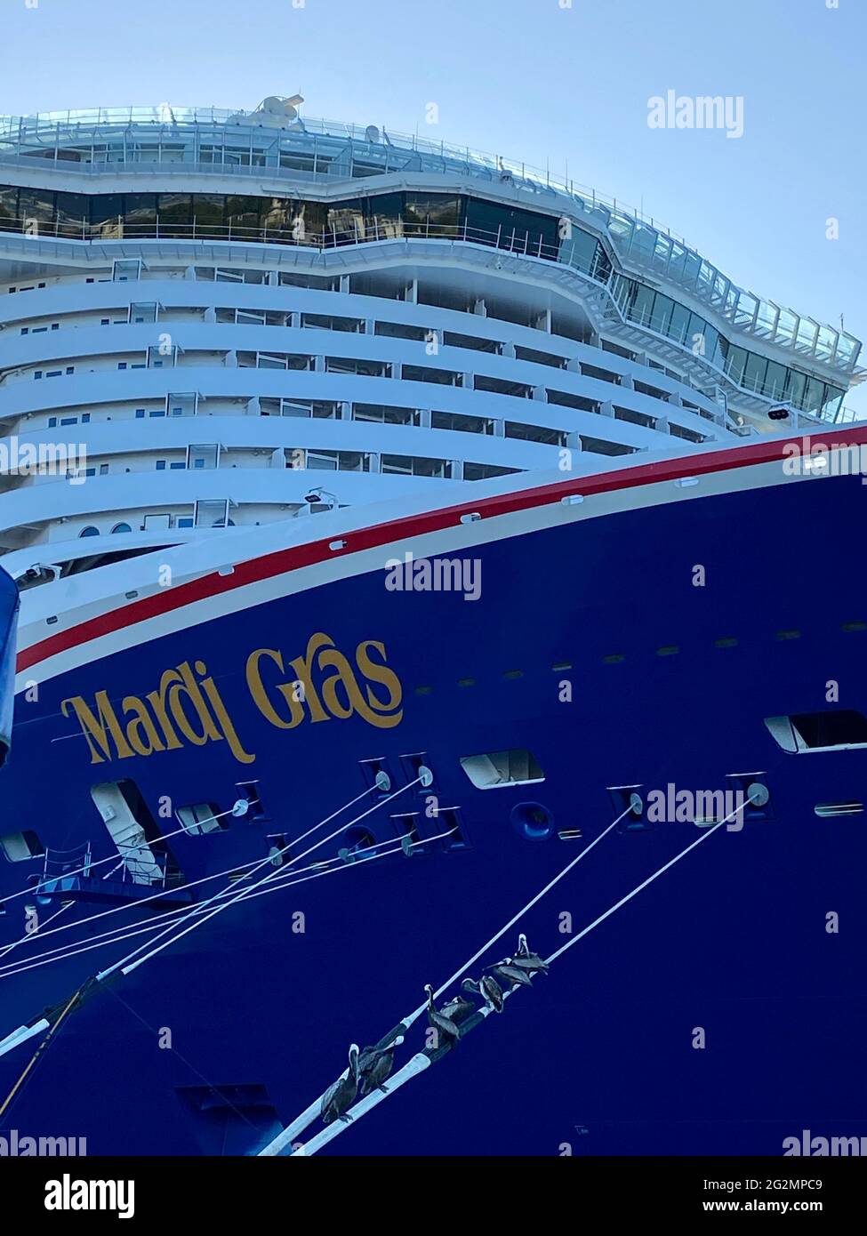 La nave Mardi Gras della Carnival Cruise Line attraccò a Port Canaveral in attesa di approvazione per salpare con i passeggeri. Mardi Gras è la nave più recente di Carnival. Foto Stock