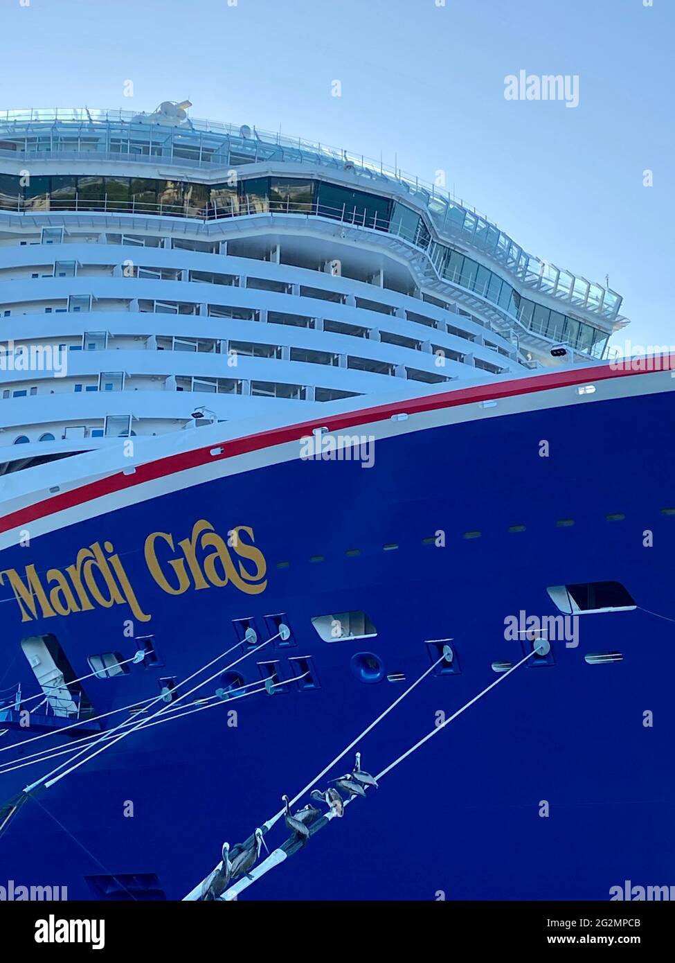 La nave Mardi Gras della Carnival Cruise Line attraccò a Port Canaveral in attesa di approvazione per salpare con i passeggeri. Mardi Gras è la nave più recente di Carnival. Foto Stock
