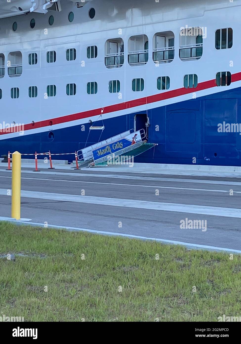 Gangway of Carnival Cruise Line Mardi Gras, la sua nave più recente attraccata a Port Canaveral, in attesa di approvazione per salpare con i passeggeri. Foto Stock
