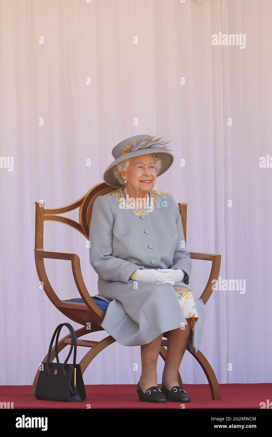 La regina Elisabetta II guarda le frecce rosse volare sopra durante una cerimonia al Castello di Windsor nel Berkshire per celebrare il suo compleanno ufficiale. Data immagine: Sabato 12 giugno 2021. Foto Stock