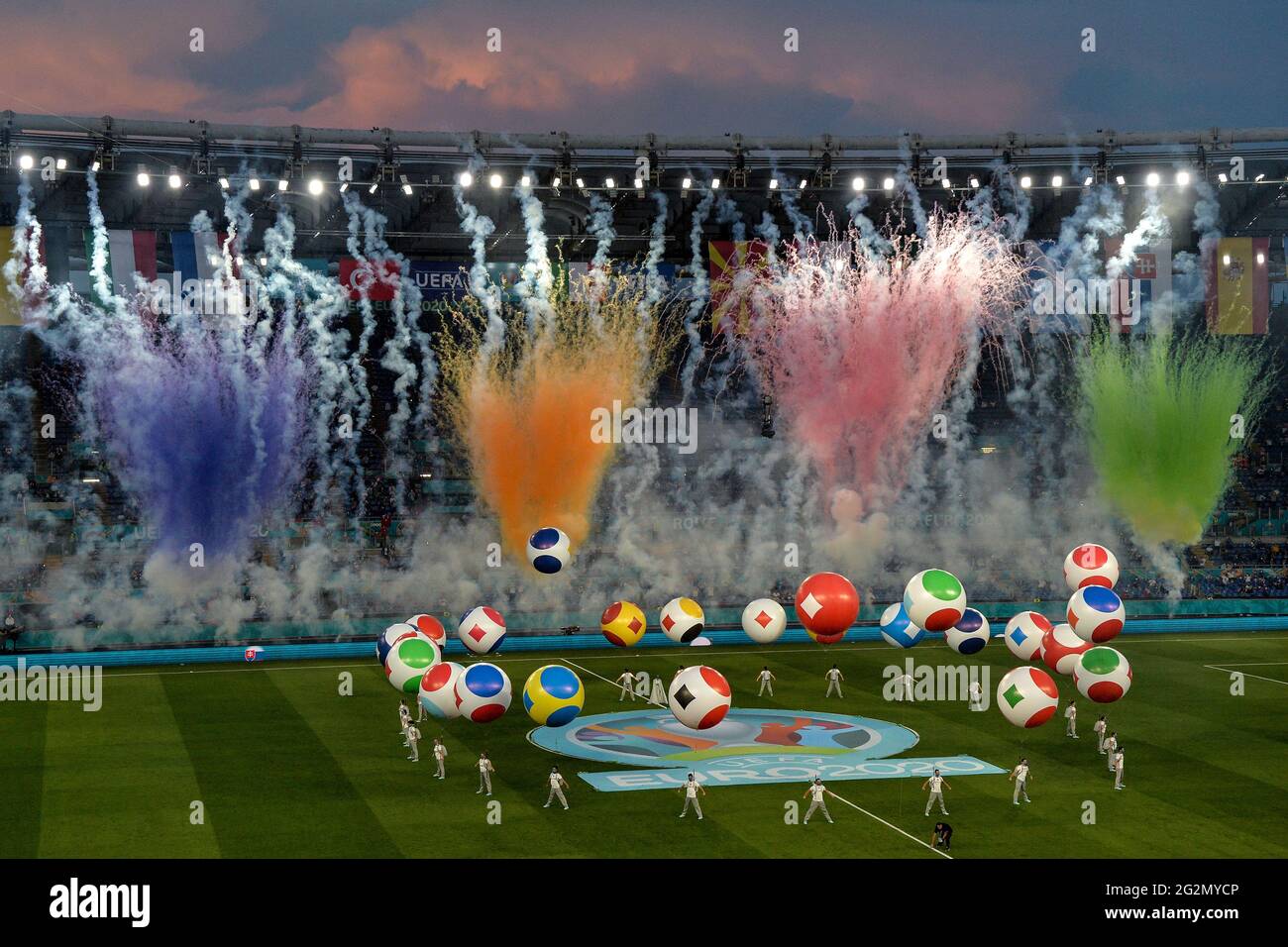 Roma, Italia. 11 Giugno 2021. I fuochi d'artificio si svolgono durante la  cerimonia di apertura dei campionati europei di calcio UEFA Euro 2020 prima  della partita tra Turchia e Italia allo stadio