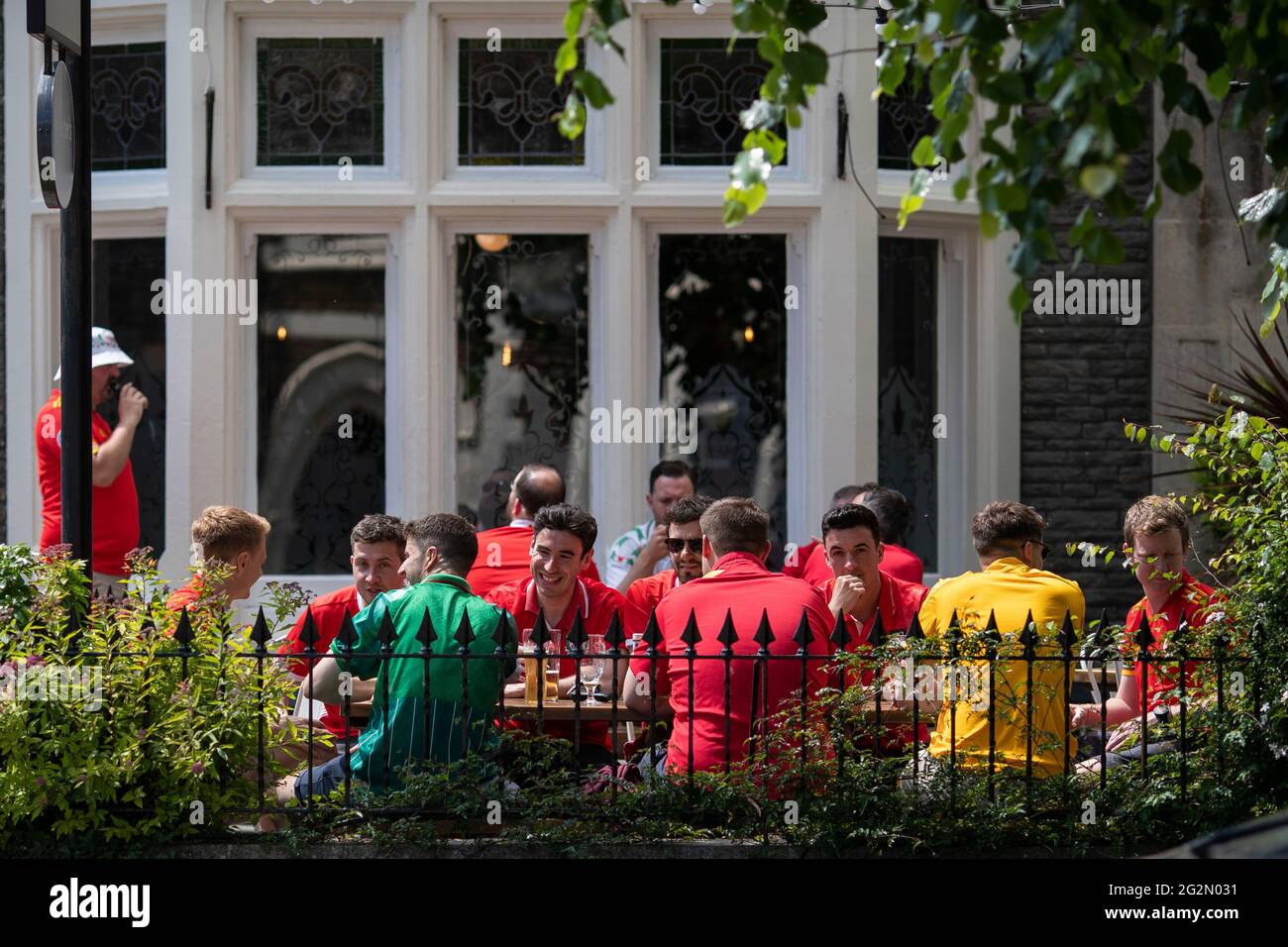 Cardiff, Galles, Regno Unito. 12 giugno 2021. I tifosi di calcio del Galles in un pub-giardino di Cardiff prima della partita di apertura del coronavirus hanno ritardato il torneo di Euro 2020 contro la Svizzera in Azerbaigian. Credit: Mark Hawkins/Alamy Live News Foto Stock