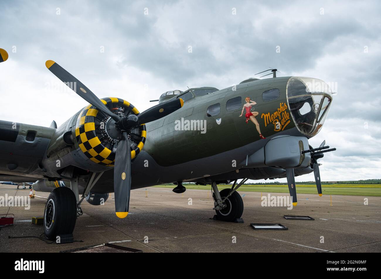 Duxford Inghilterra maggio 2021 Sally B, un famoso bombardiere strategico b 17 dalla guerra mondiale due parcheggiato presso la base aerea duxford in inghilterra, aperto al pubblico. Essere s Foto Stock