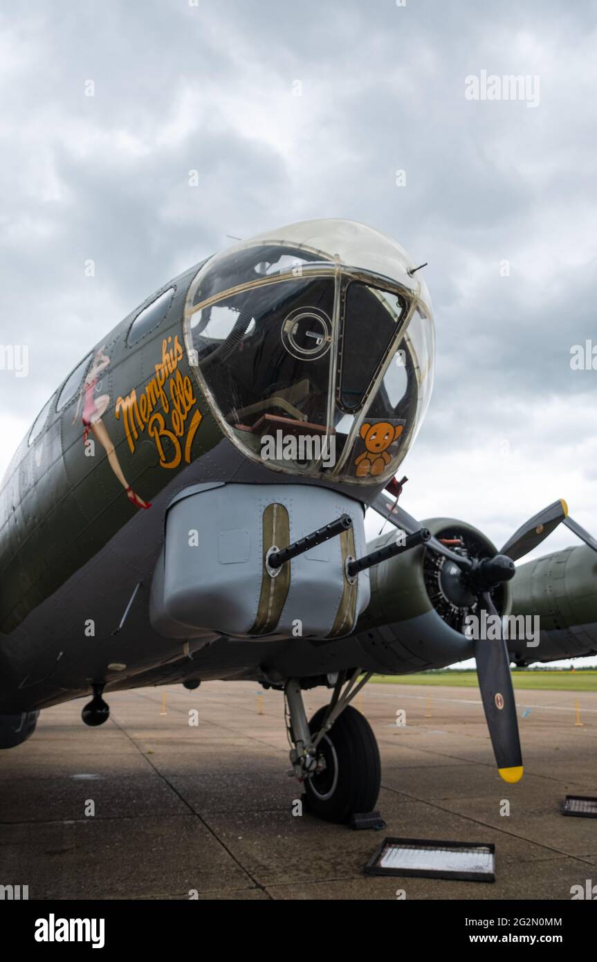 Duxford Inghilterra Maggio 2021 Chiudi la vista del bombardiere Sally B, boeing 17 dalla seconda guerra mondiale. Torretta a pistola a doppia canna nel naso dell'aereo Foto Stock